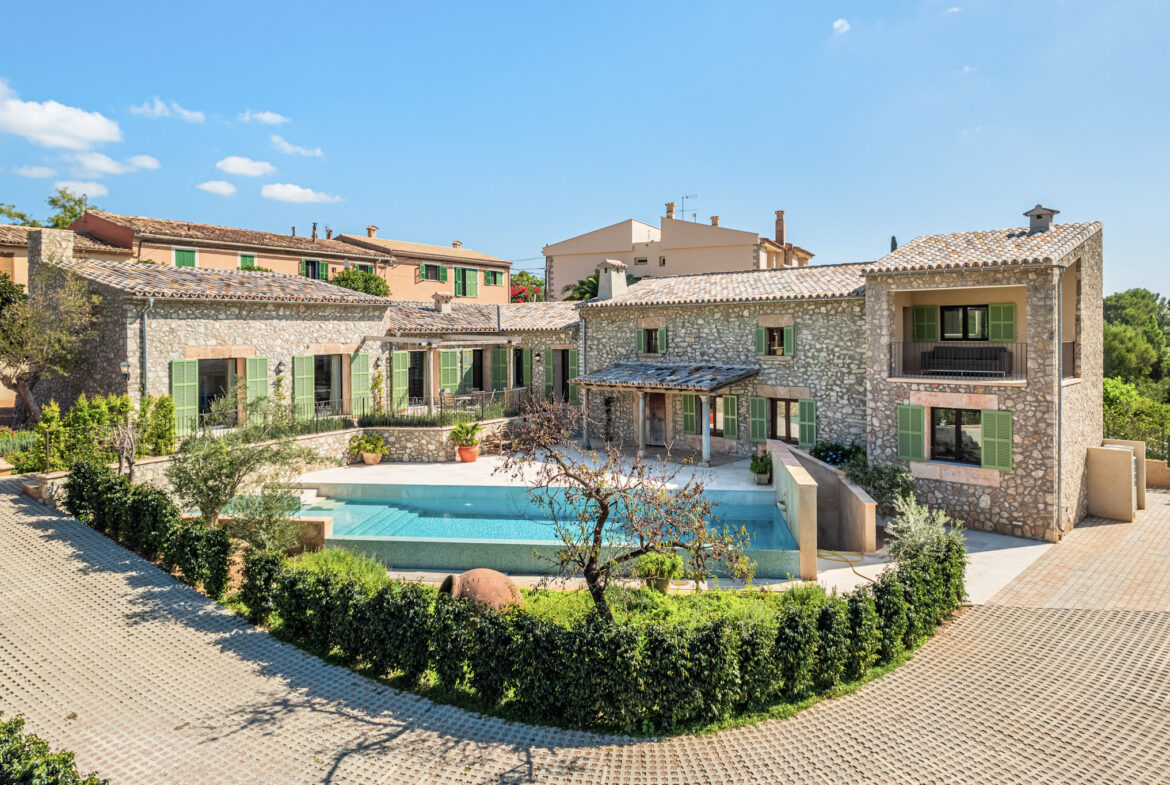 An image of a newly built home with charm in Es Capdella, combining modern design with traditional Mediterranean elements. The house features clean lines, large windows, and a seamless integration with its natural surroundings. Inside, the home boasts an open layout with high-end finishes, creating a bright and inviting atmosphere. The property includes a well-manicured garden, a private pool, and outdoor living spaces, offering both luxury and comfort in the peaceful, picturesque village of Es Capdella.