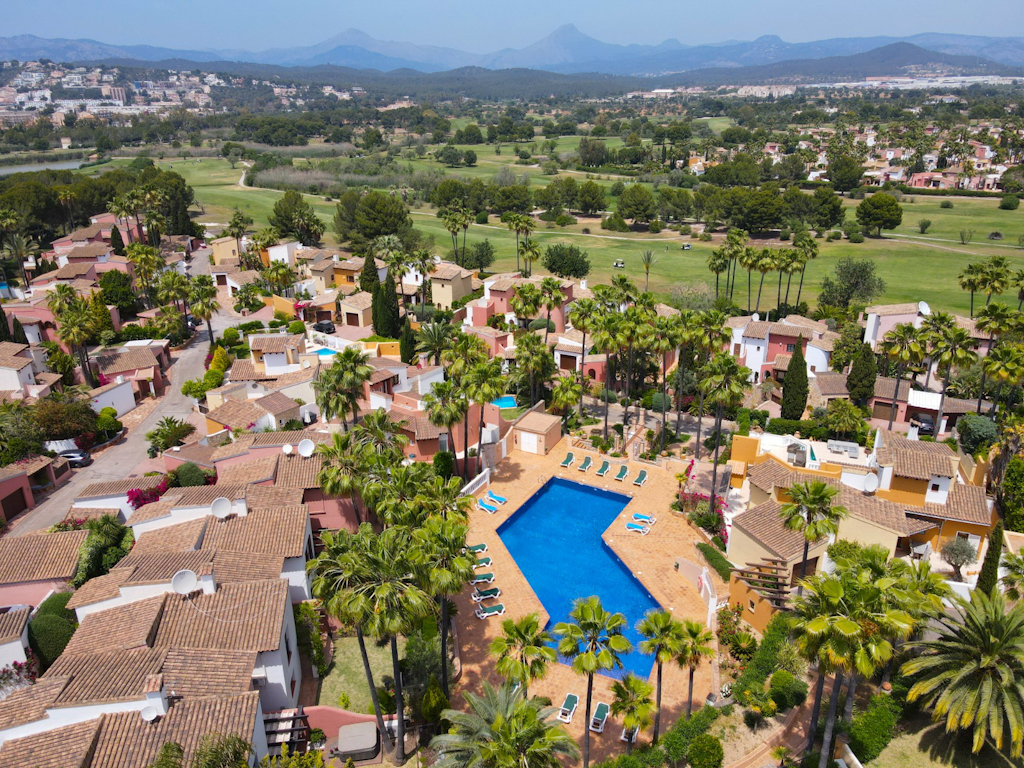 An image of a beautiful golf villa in Las Abubillas, offering a perfect blend of luxury and tranquility. The villa is elegantly designed with expansive windows that provide stunning views of the lush golf course and surrounding landscape. Inside, the home features spacious living areas with modern finishes, creating an open and airy atmosphere. The outdoor space includes a private pool, manicured gardens, and a large terrace, ideal for enjoying the peaceful setting and stunning natural surroundings.